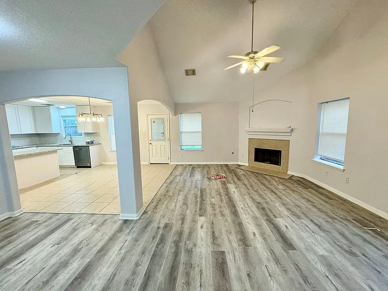 1910 Plum Falls Ln — Photo 14