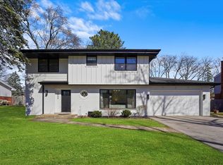 1855 Barberry Rd, Northbrook, IL 60062