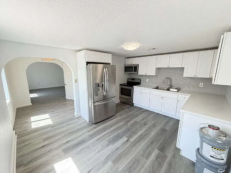 352 W Roosevelt Ave — Photo 9
