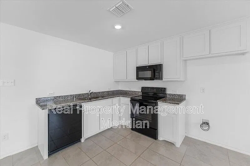 4 bed, 2.0 bath, 1295 sqft, $1,595 — Photo 4