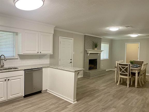 3rd image of 102 Waywood Dr