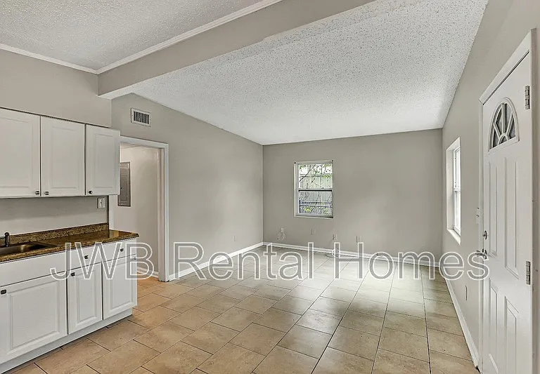 915 Wayne St — Photo 4