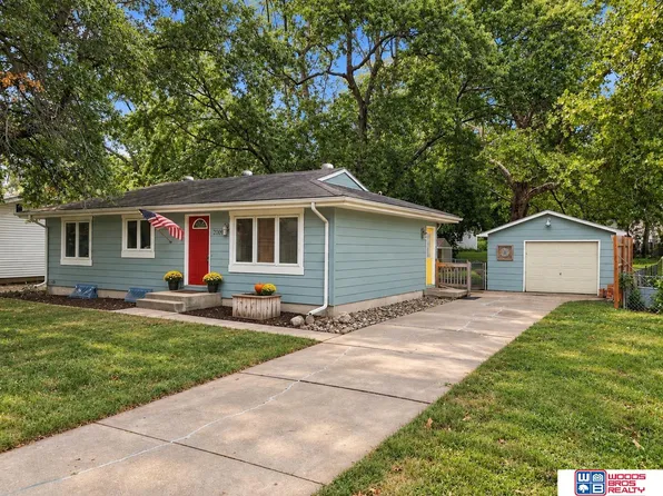 2009 Manor Ct, Lincoln, NE 68506