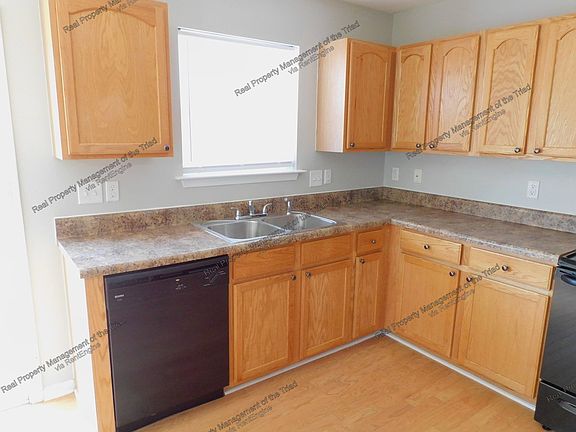 5th image of 8 Rockport Ct