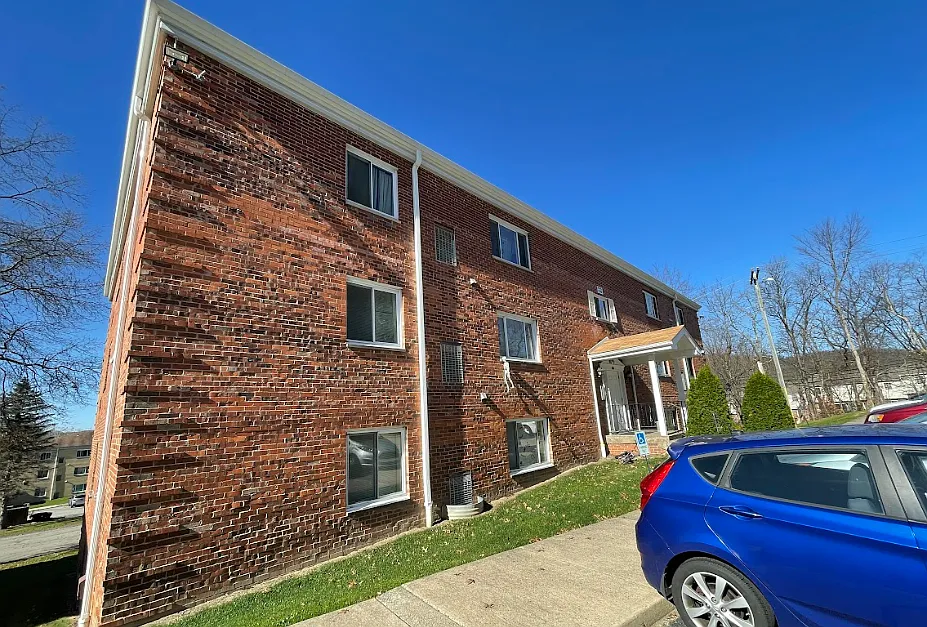 Oak Creek Apartments — Photo 2