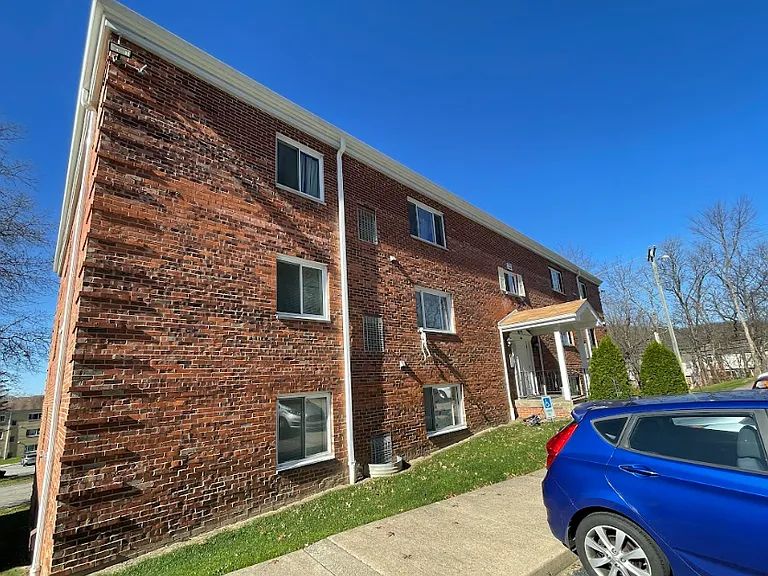 Oak Creek Apartments — Photo 2