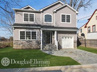 1842 Thomas St, Merrick, NY 11566