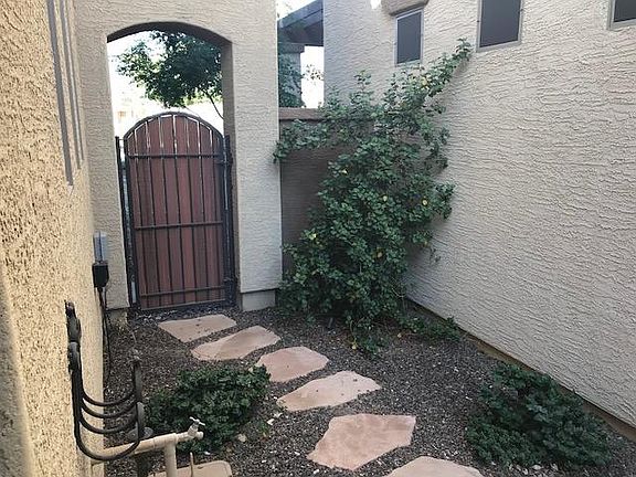 Entrance to side yard