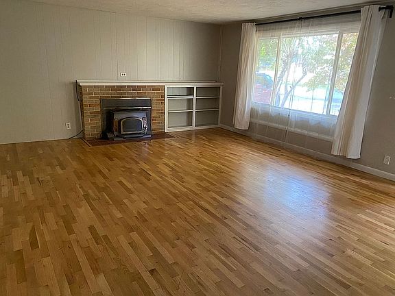 5th image of 305 Rustic Pl