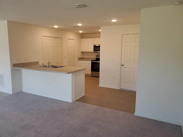 611 SW McComb Ave — Photo 3