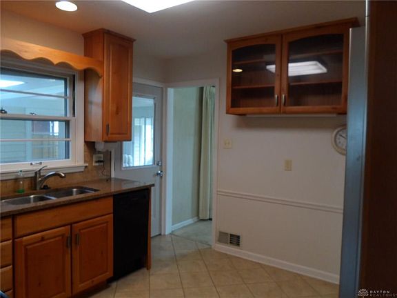 4th image of 585 Margaret Dr