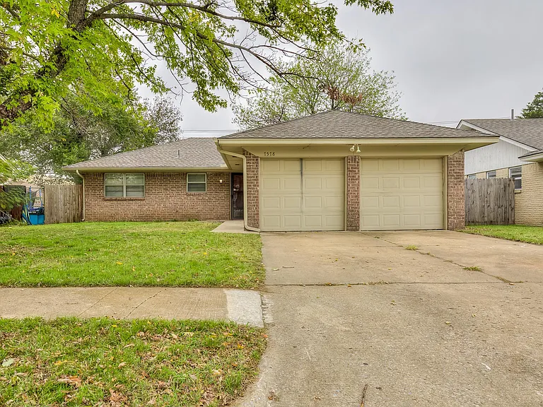1518 E Boyd St — Photo 1