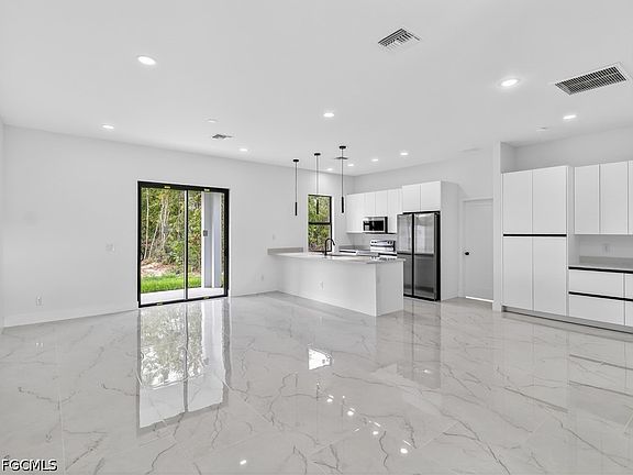 4th image of 792 Bell Blvd S
