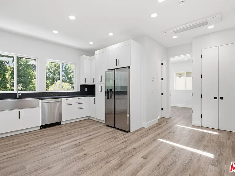11615 Burbank Blvd #3/4 — Photo 4