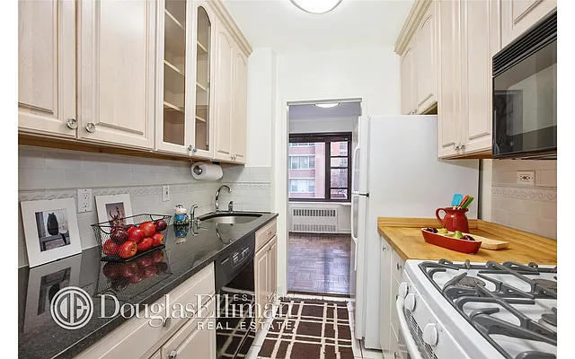 Sold by Douglas Elliman | media 14