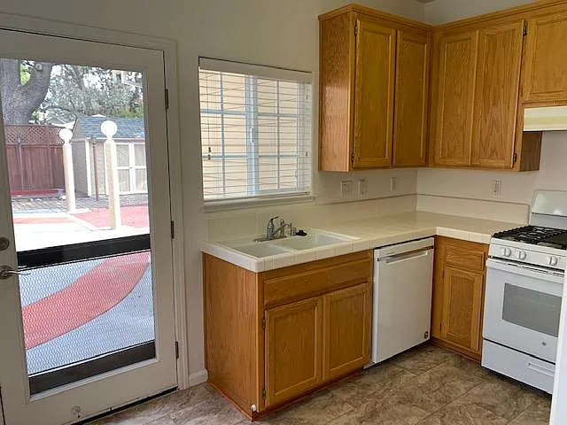 420 Hickory Cir — Photo 8