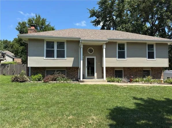 528 NE Karapat Dr, Kansas City, MO 64155