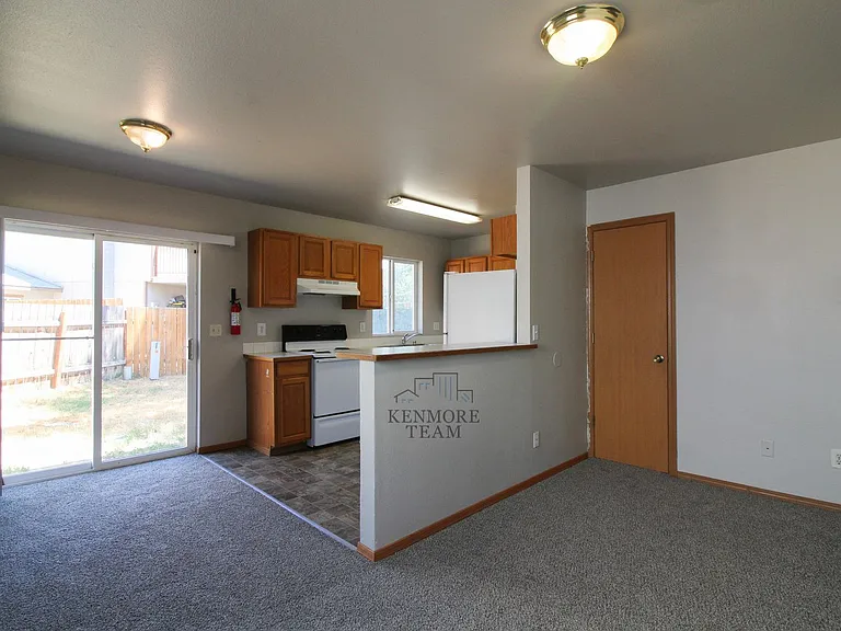 825 S Elm St — Photo 5
