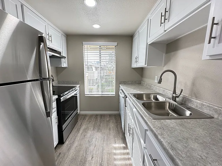 400 W Gettysburg Ave — Photo 32