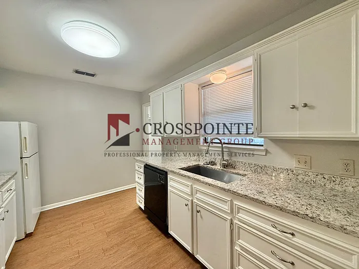 2531 Westminster Dr — Photo 4