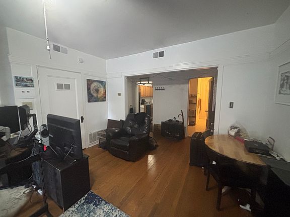 4th image of 909 W Irving Park Rd #2