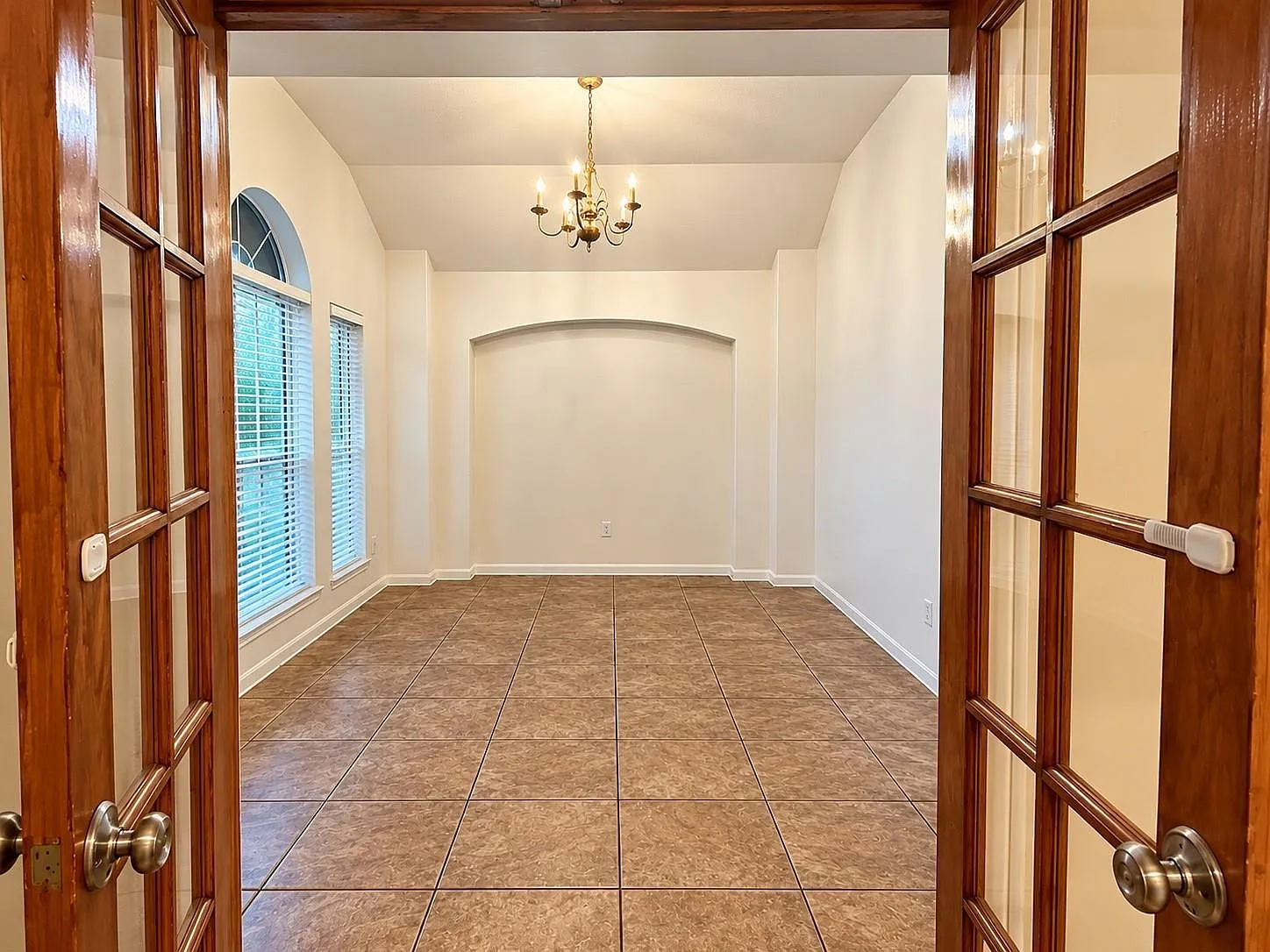 3 bed, 2.0 bath, 2005 sqft, $2,400 — Photo 2