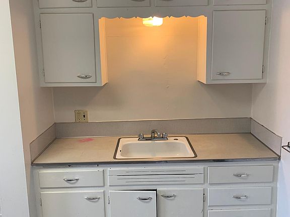 4th image of 821 Goodhue Blvd #A