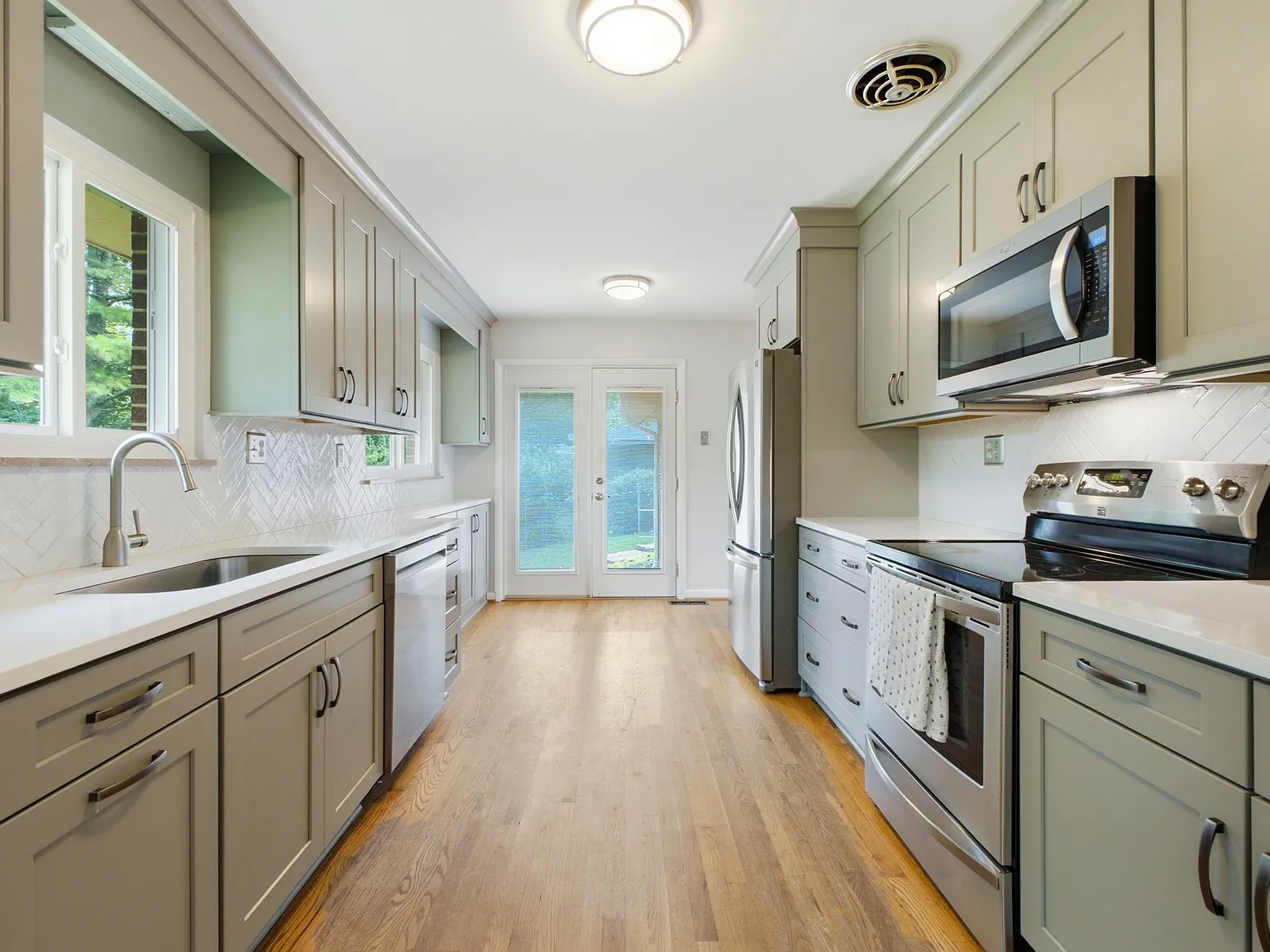 3 bed, 2193 sqft, $3,100 — Photo 2
