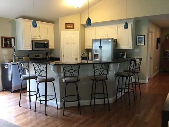 Kitchen with large island