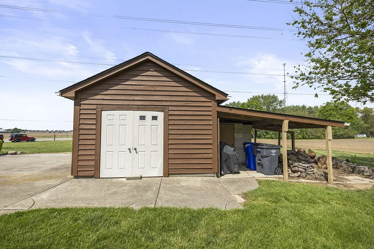 3 bed, 2332 sqft, $2,999 — Photo 4
