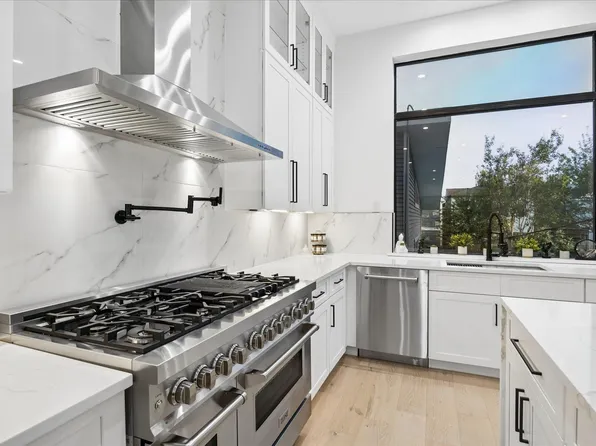 209 W 10th 1/2 St, Houston, TX 77008