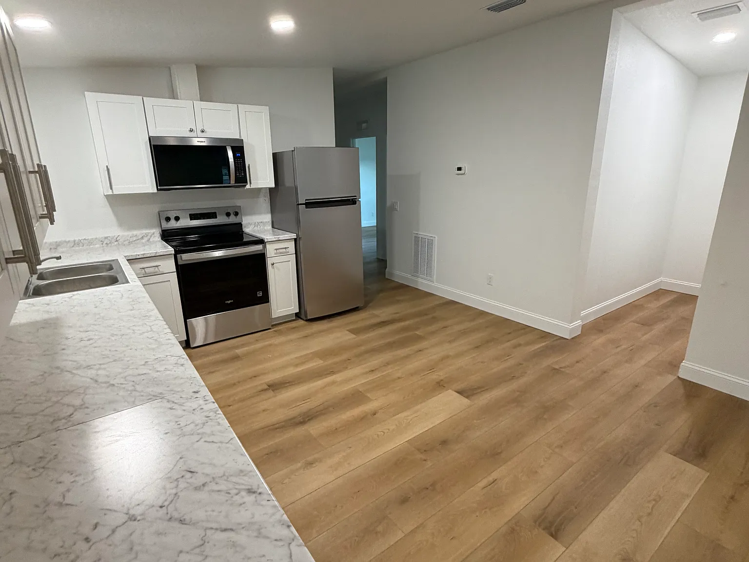 1033 Oak Ln — Photo 3