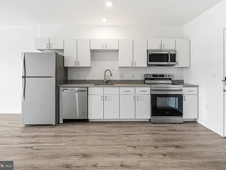915 N Broad St #17-413 — Photo 1