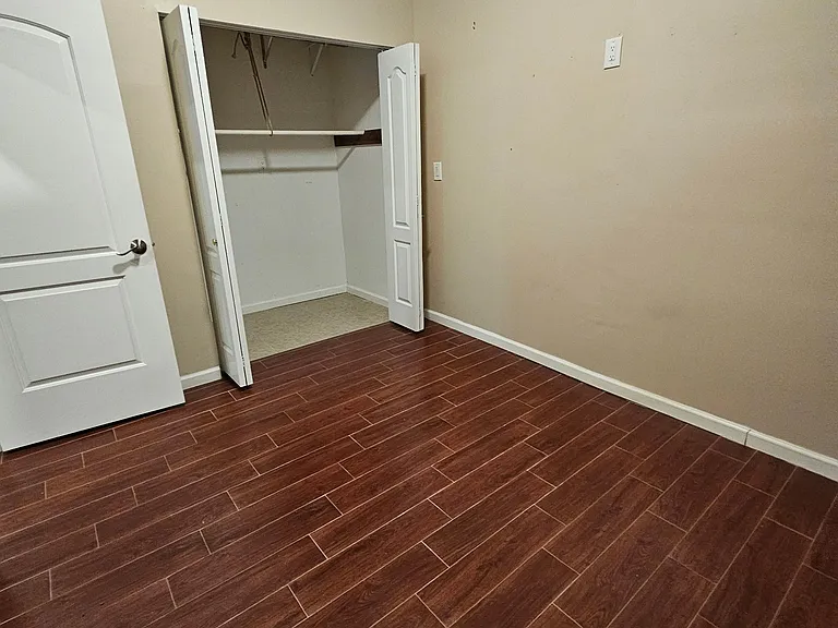 1053 Rensselaer Ave #B — Photo 7