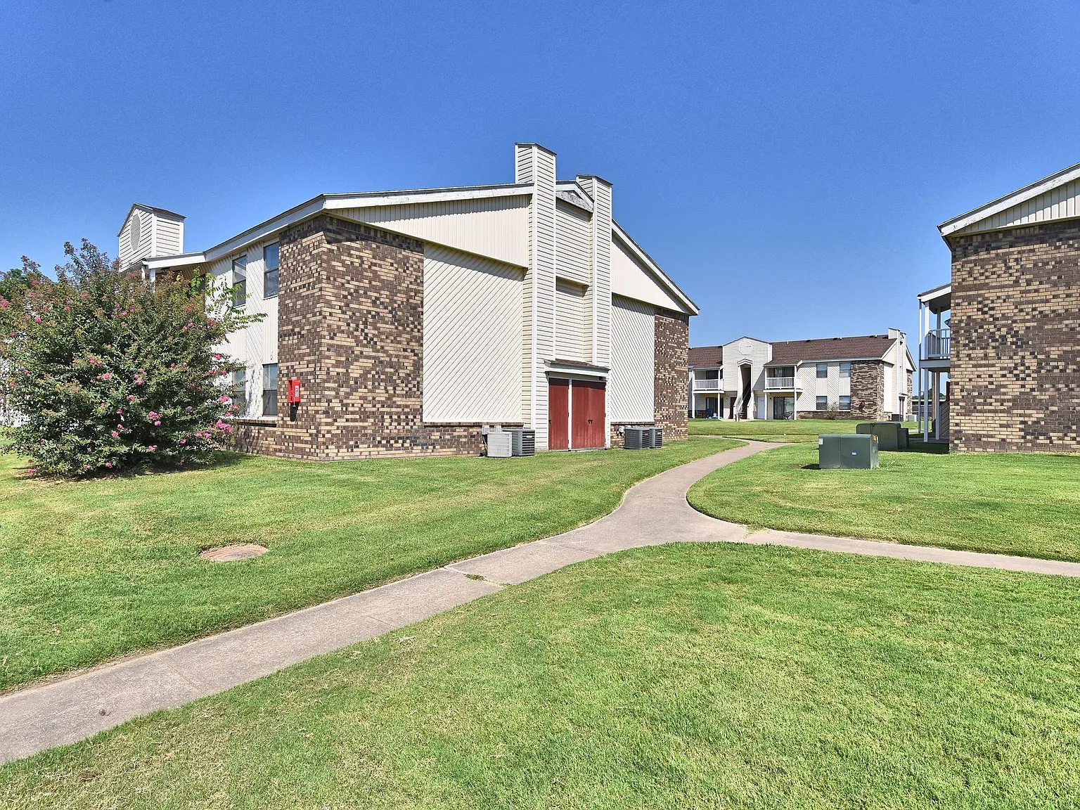 Shady Hollow Apartments — Photo 2
