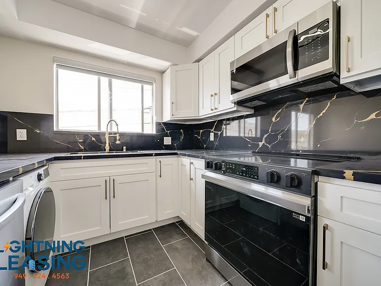 1035 N Hayworth Ave #110 — Photo 5