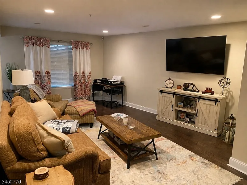 1 bed, 1.0 bath, $2,750 — Photo 2