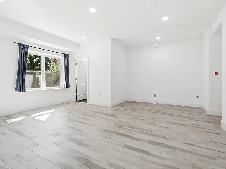 131 Zabriskie St — Photo 7