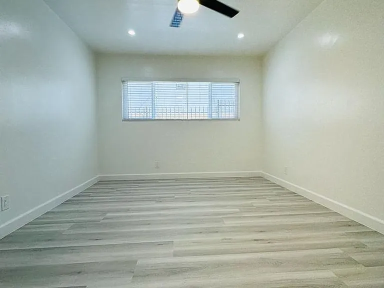 4021 Stevely Ave — Photo 9