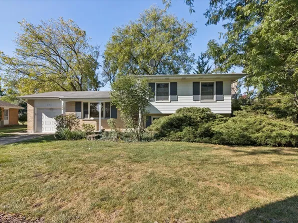 696 N Stephen Dr, Palatine, IL 60067