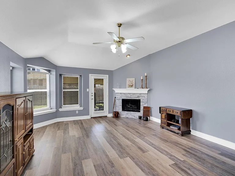 6516 Fairglen Dr — Photo 14