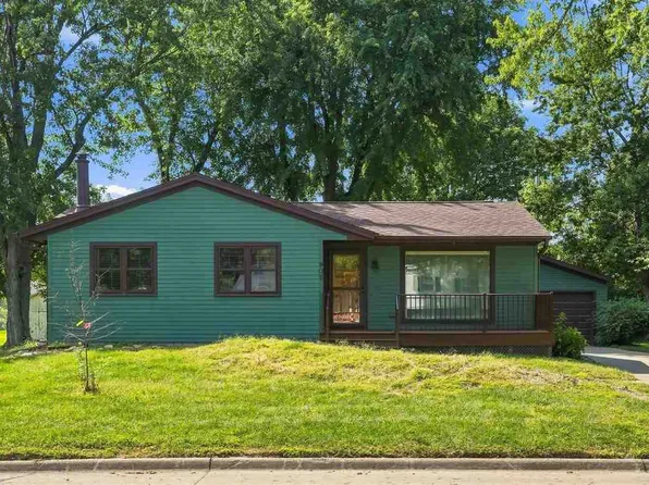 905 Paradise Dr, Washington, IA 52353