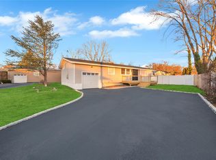 11 Buckskin Ln, Selden, NY 11784