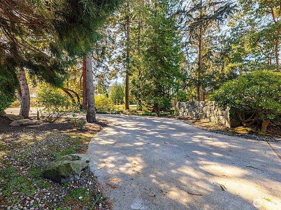 3rd image of 2720 Oakes Avenue