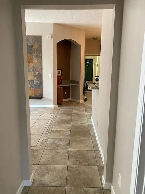 3 bed, 1369 sqft, $1,700 — Photo 2