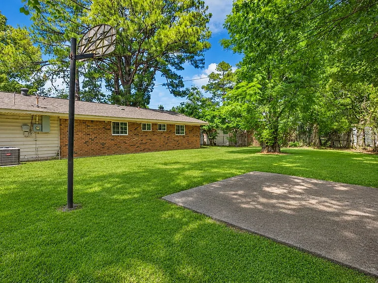 1621 Cloverdale Dr — Photo 23