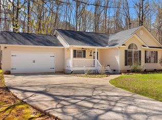 102 Circle Dr, Townville, SC 29689