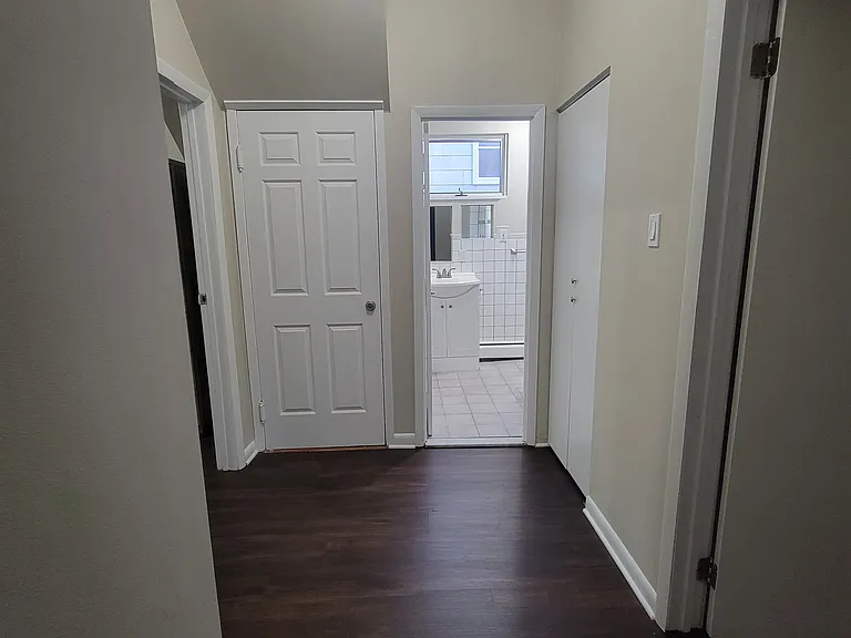 Hallway to bedrooms and bathroom