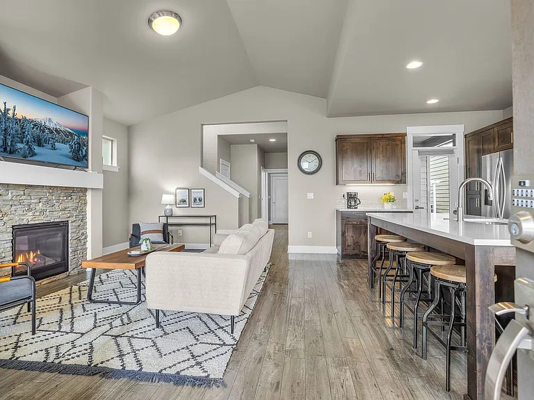 3886 SW Coyote Ln — Photo 2