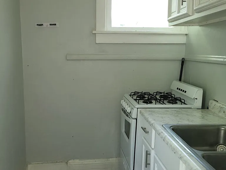 554 W 9th St — Photo 6